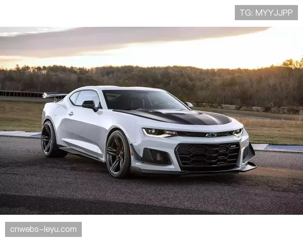 吉达赛道边,工作人员迅速清理撞车碎片